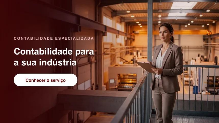 Contadora e gestor industrial apertando as mãos na fábrica · contabilidade especializada em indústria