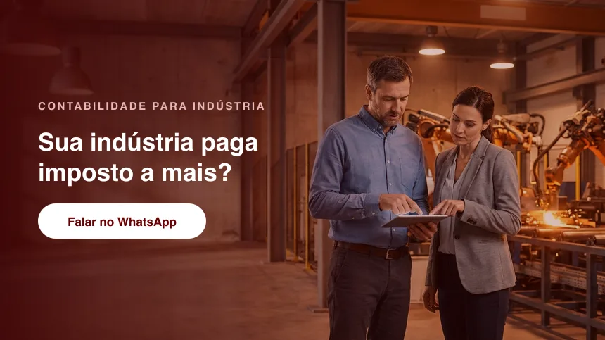 Gestor industrial usando tablet no chão de fábrica · contabilidade para indústria em São José dos Campos